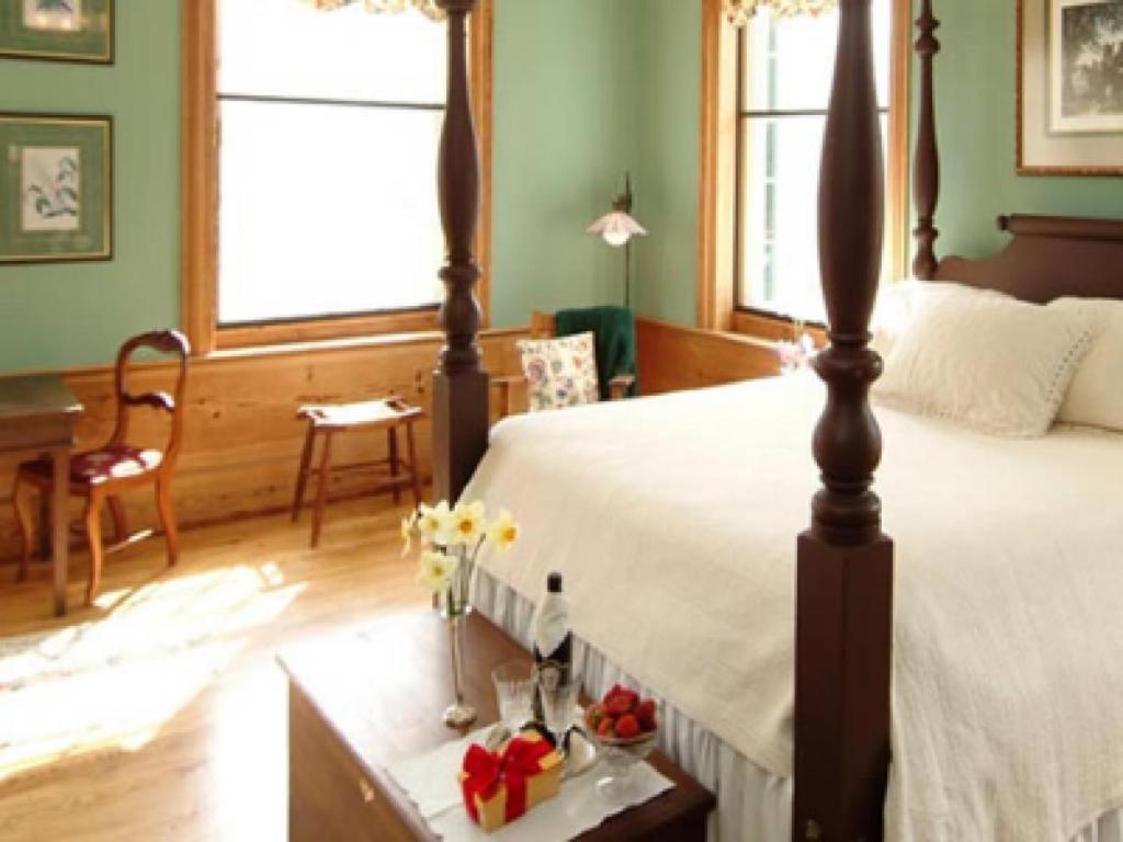 Smithfield Farm B&B Winchester Room photo